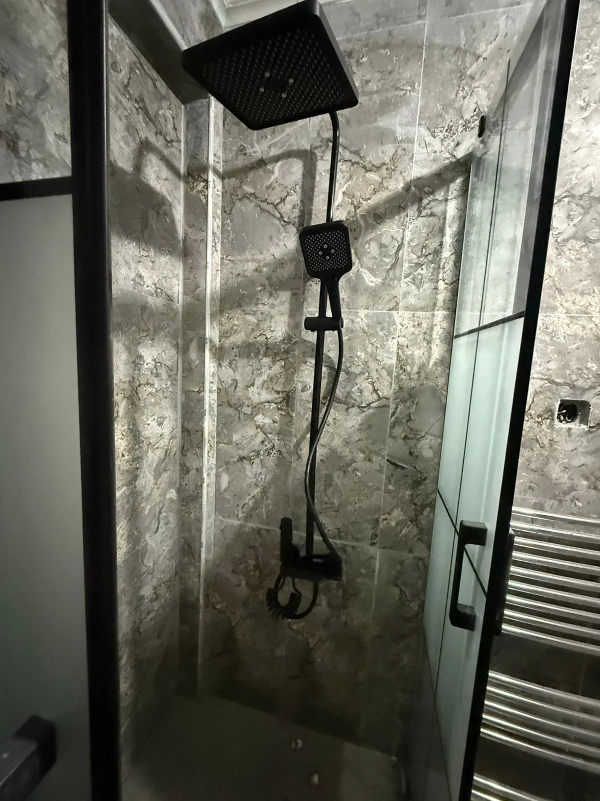 Galeri fotoğraf 22: Banyo ve wc hattında arıza sonrası yapılan noktasal müdahale ve toparlama çalışması.